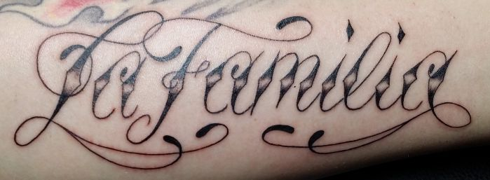 Ruhrpott Styleink Tattoo Arm Schrift unterarm La Familia.png
