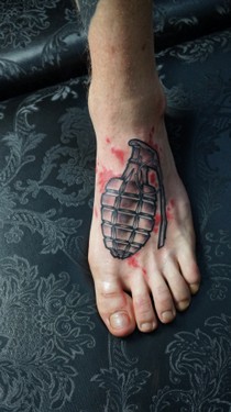 Ruhrpott styleink Tattoo  Fuß Handgranate.jpg