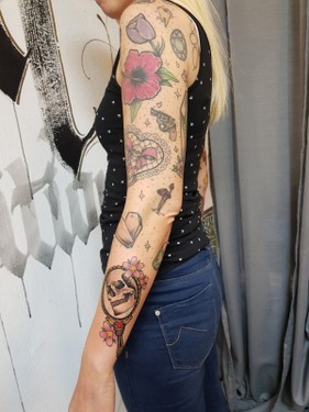 Ruhrpott styleink Tattoo Arm bunt mit Mädchenkram.jpg