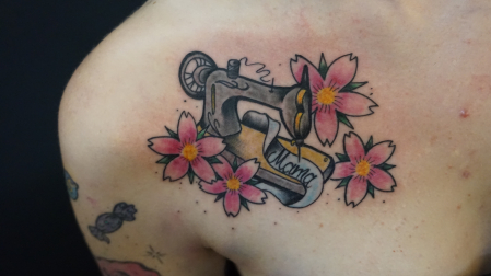 Ruhrpott styleink Tattoo Nähmaschine mit Blüten.jpg