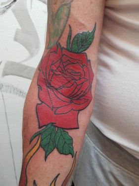 Ruhrpott styleink Tattoo Rose mit Blätter plakativ.jpg