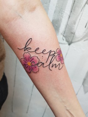 Ruhrpott styleink Tattoo schrift mit Blüten.jpg