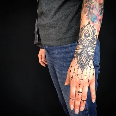 Patryk ruhrpott styleink marten Hand Tattoo mit Mandala.jpg