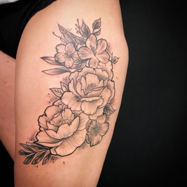 Patryk ruhrpott styleink marten Tattoo mit Blumen am Oberschenkel.jpg